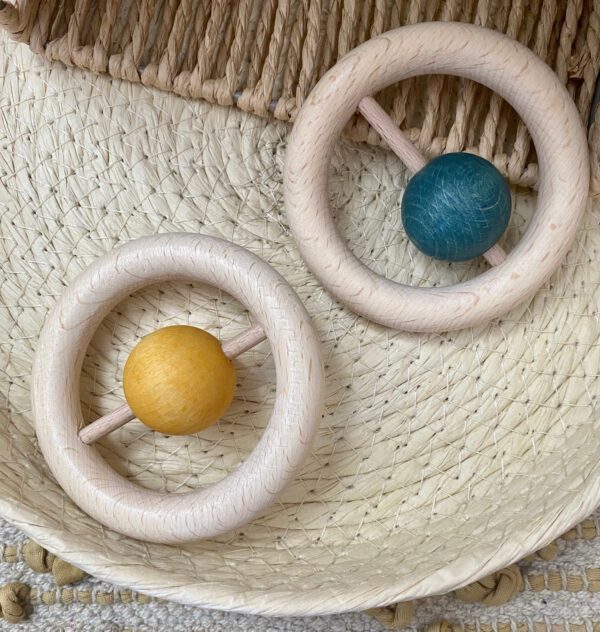 Sonajero de madera con esfera - Imagen 5