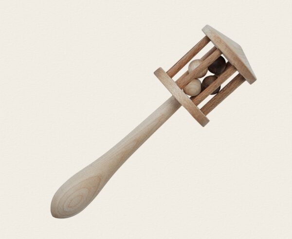 Sonajero de madera con mango