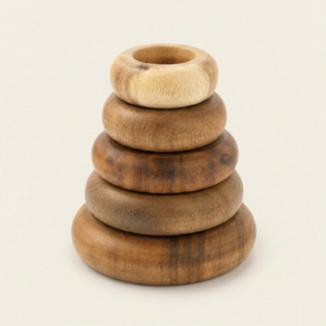 Pirámide de anillas de madera