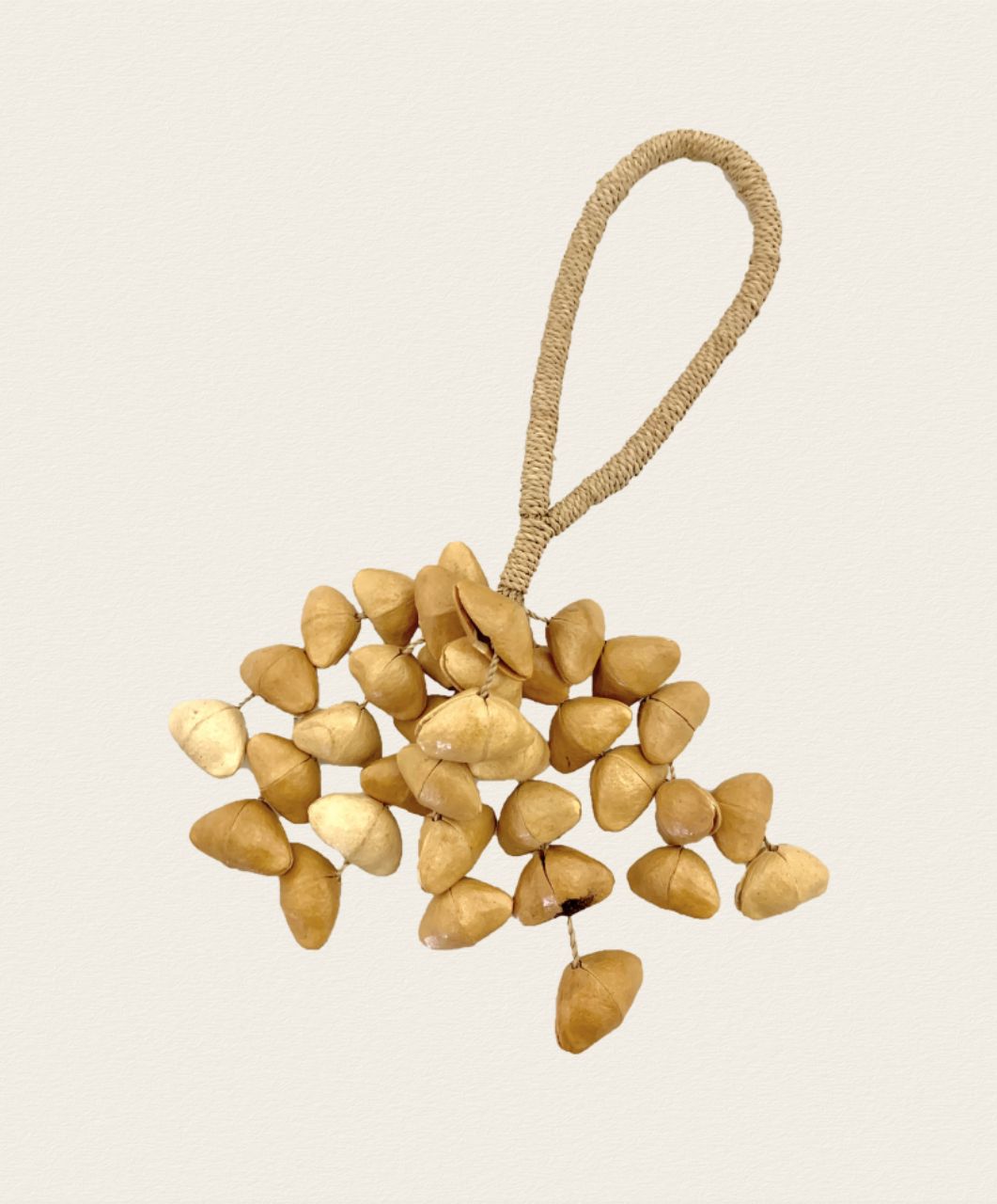 Sonajero de vainas beis