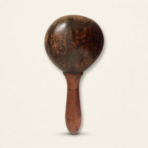 Maraca de coco con mango de madera natural hecha a mano.