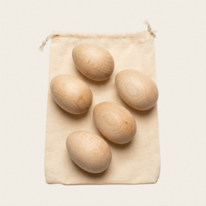 Cinco huevos de madera de haya natural para juego heurístico con bolsa de algodón.